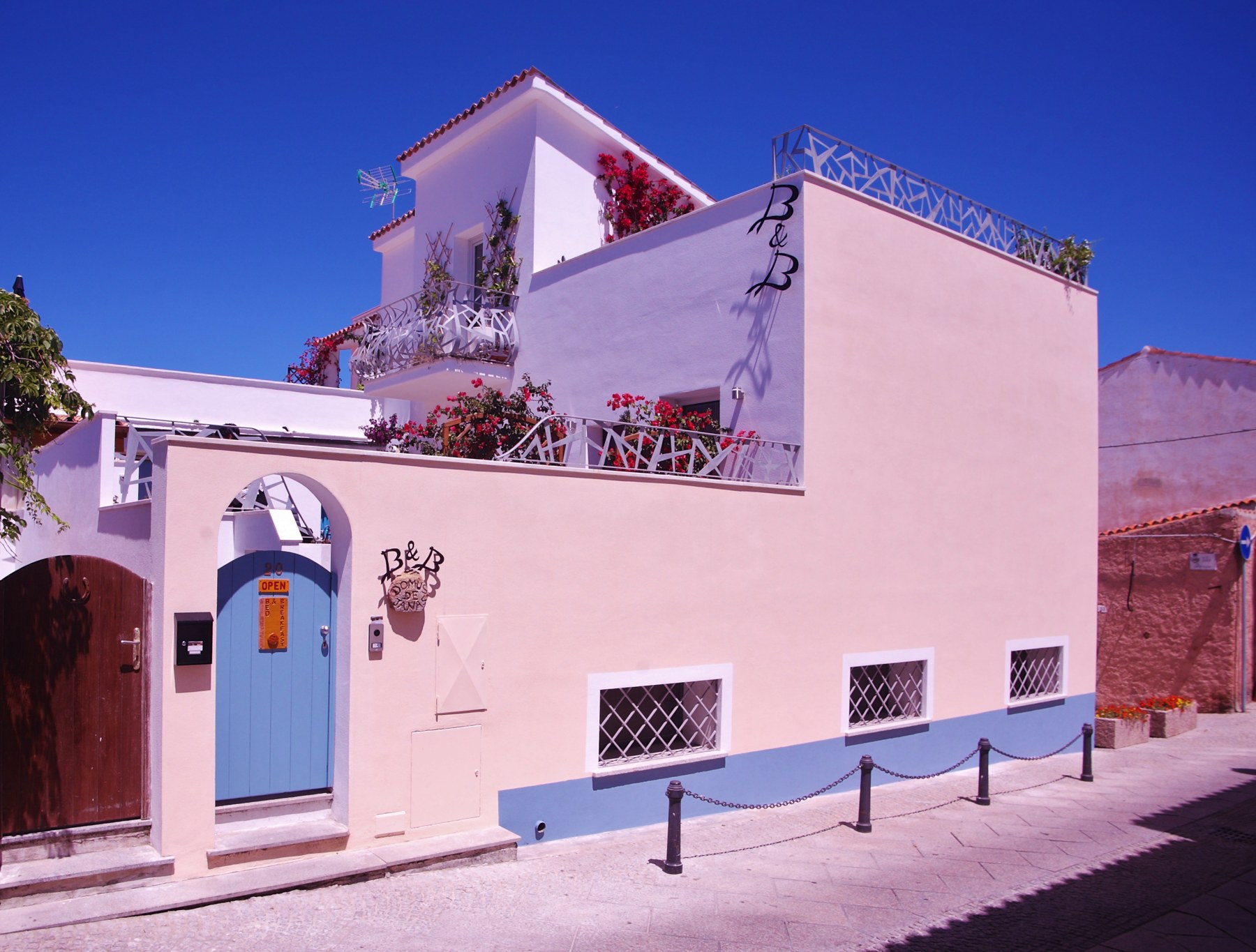Facciata B&B Domus de Janas